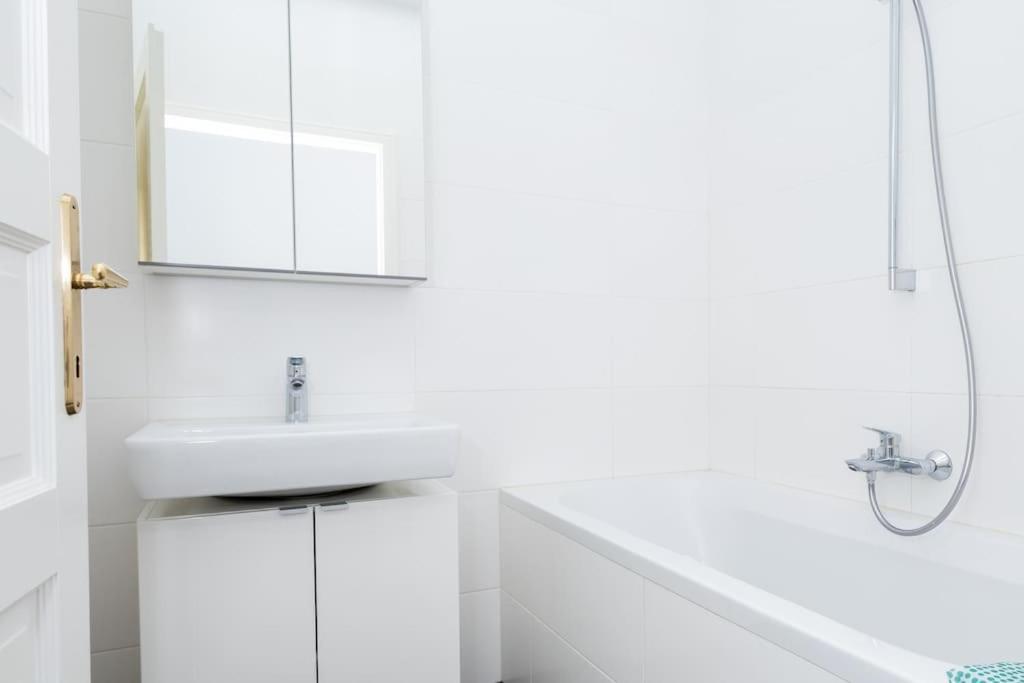Orestaliving- 3Br On The Daube Canal/Friedensbruecke Wina Bagian luar foto